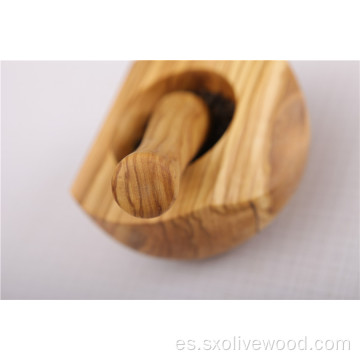 Mortero y maja hechos a mano de madera de olivo agradable